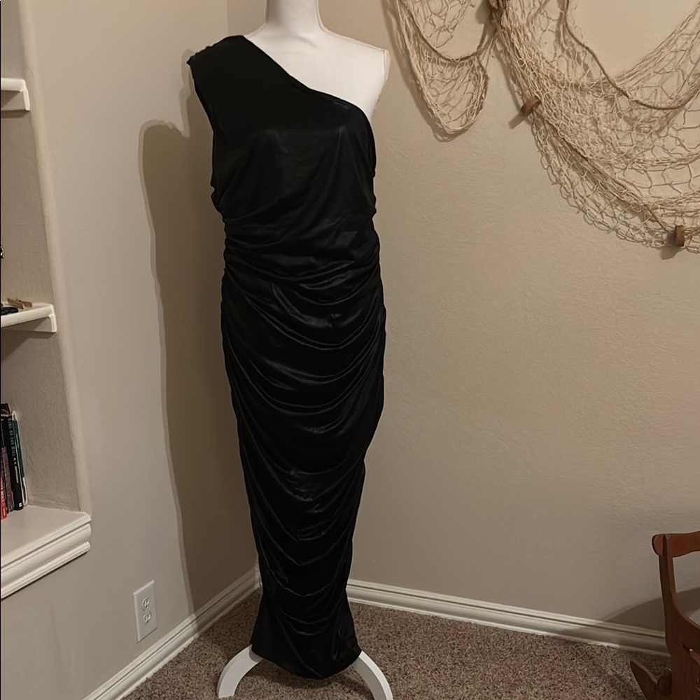 Elegant Black One-Shoulder Dress - Picture 1 of 8